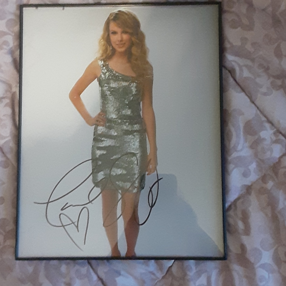 Taylor Swift autograph